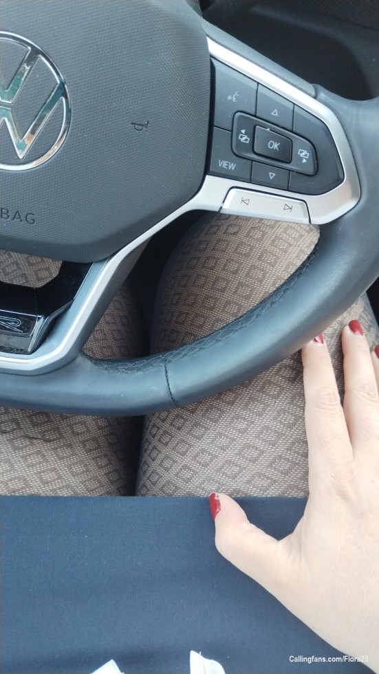 Buongiorno a tutti 💖 si va al lavoro 

Calze sì... Mutandine no 😉 pensatemi così oggi 💛