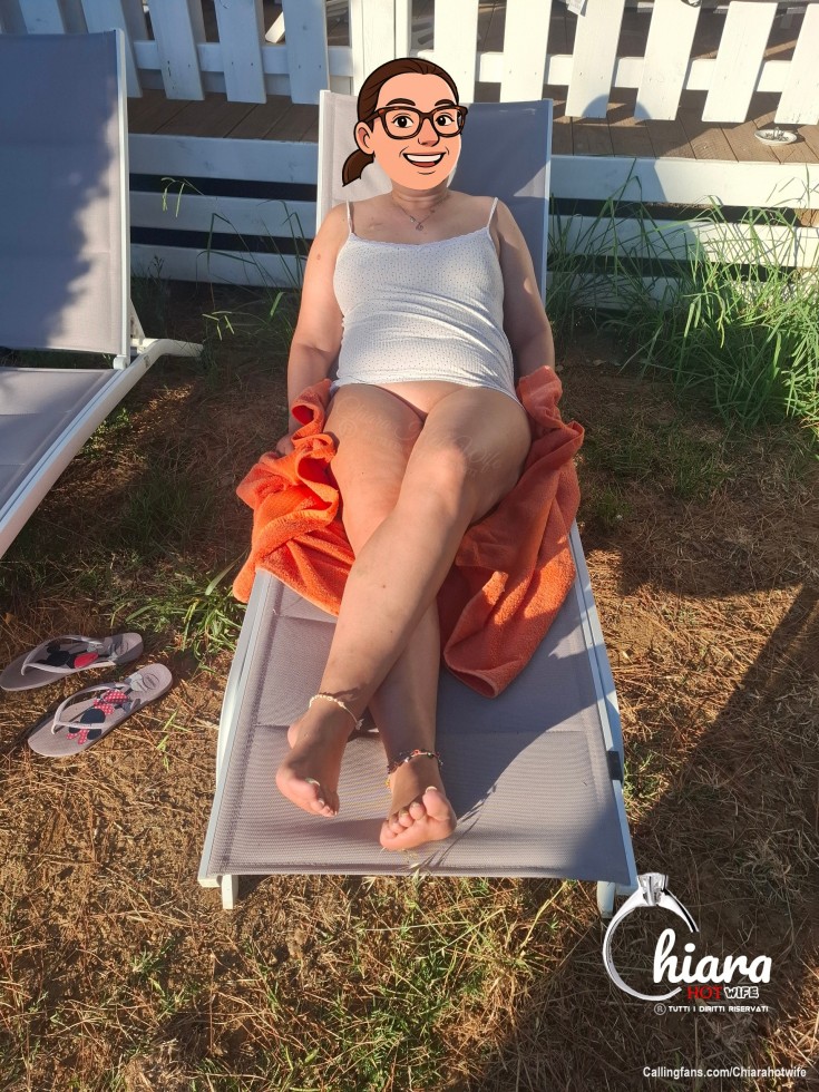 Come qualcuno mi ha fatto notare è vero: non sono nuda ☺️ ma sono altrettanto sicura che tutte prendono il sole così in un campeggio non naturista 🤭 
Comunque non immaginate neanche come si gonfiava il pacco di Fabio ogni volta che uscivo dalla casetta così 😜